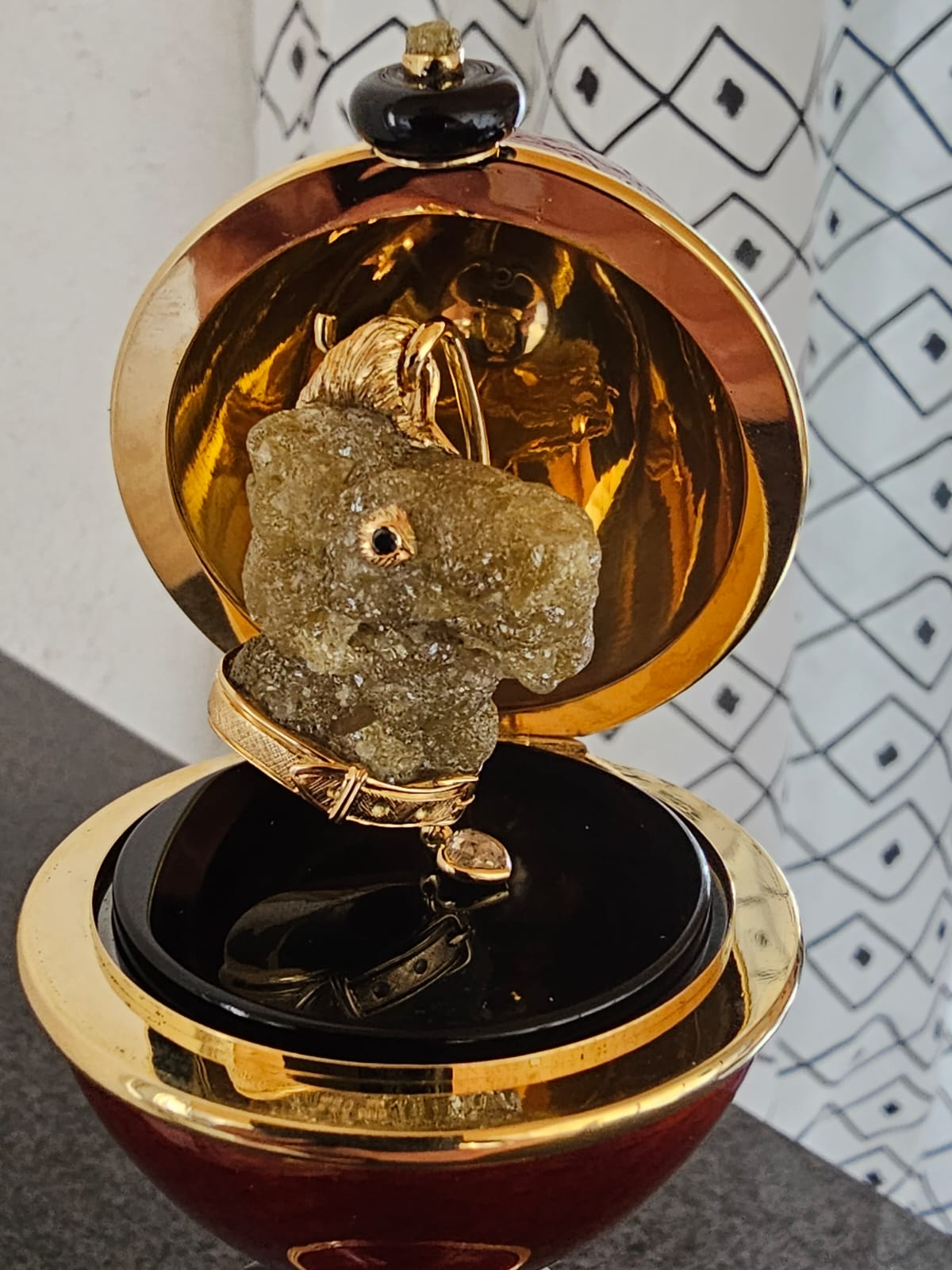 Ei mit Diamant-Hund offen