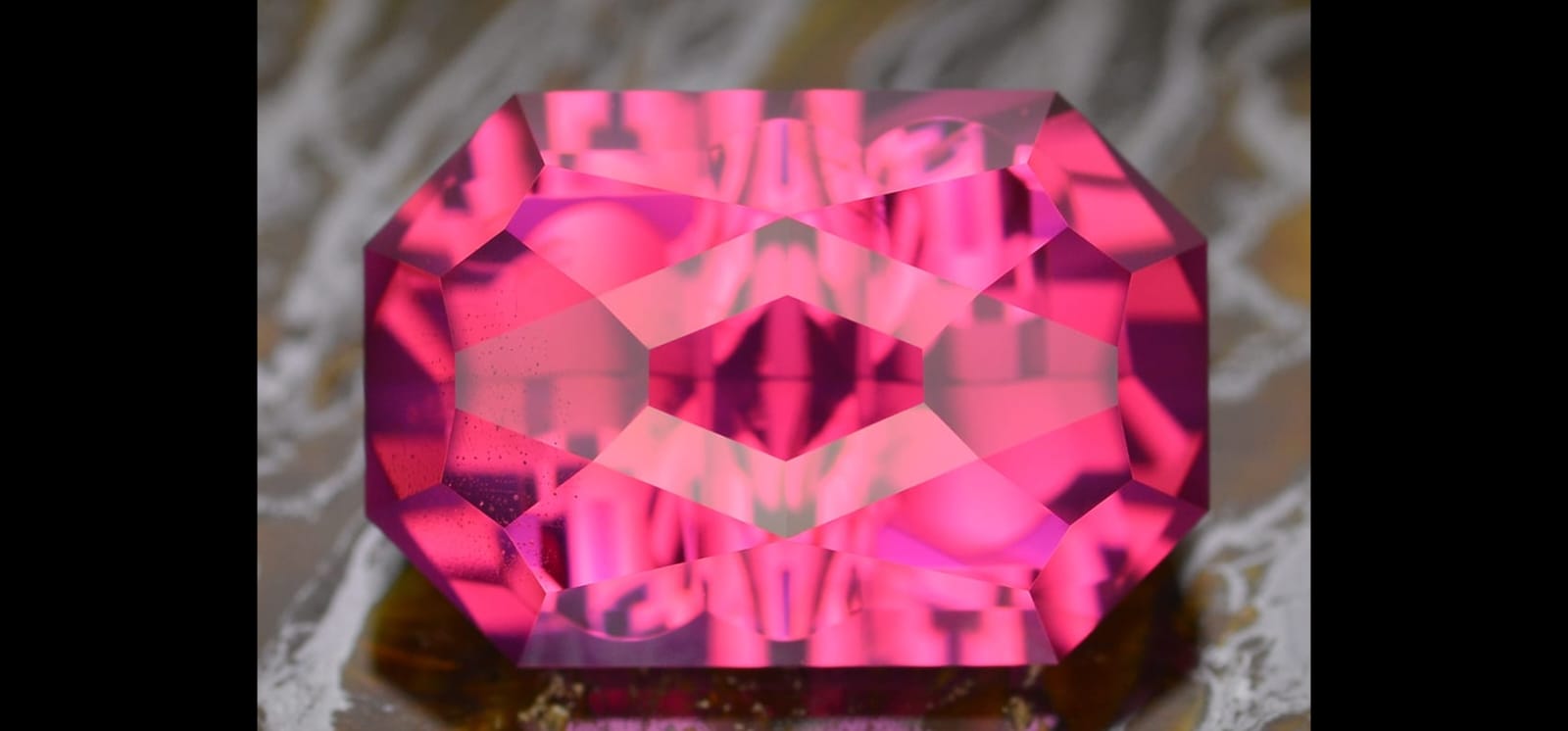 Pinkfarbener Turmalin hochauflösend