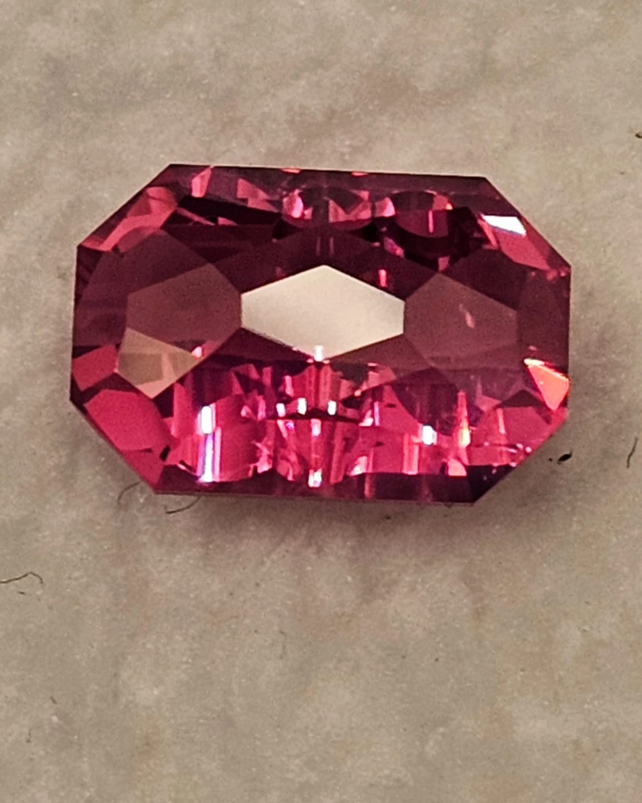 Pinkfarbener Turmalin in Hand